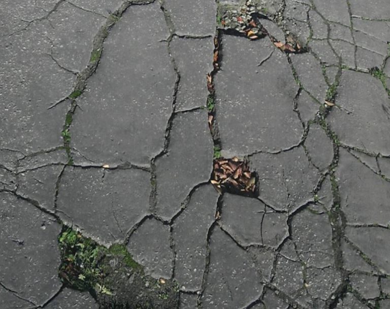 Špatný stav vybraných ulic a chodníků v Třeboni